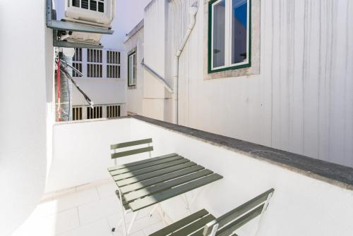 Baixa bright 2 bdr2 baths flat!