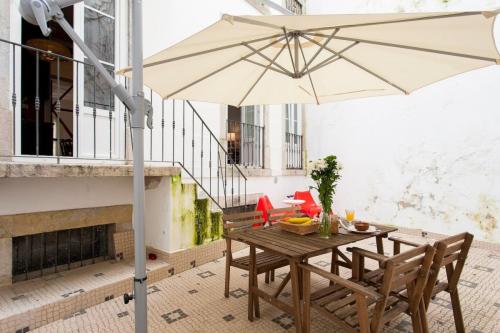 Bairro Alto 3 Bedroom Patio House!! Great WI-FI!