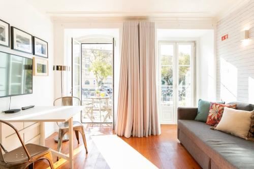 Cozy flat w/bright balcony trendiest neighborhood!