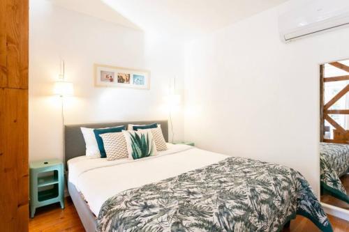 Cozy flat w/bright balcony trendiest neighborhood!