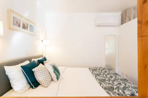 Cozy flat w/bright balcony trendiest neighborhood!