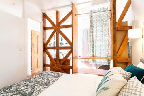 Cozy flat w/bright balcony trendiest neighborhood!