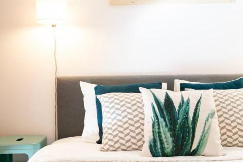 Cozy flat w/bright balcony trendiest neighborhood!
