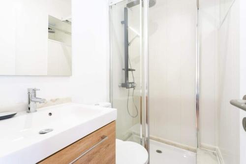 Cozy flat w/bright balcony trendiest neighborhood!