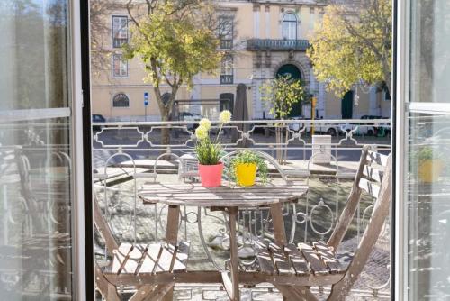 Cozy flat w/bright balcony trendiest neighborhood!