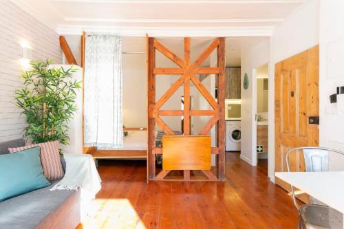 Cozy flat w/bright balcony trendiest neighborhood!