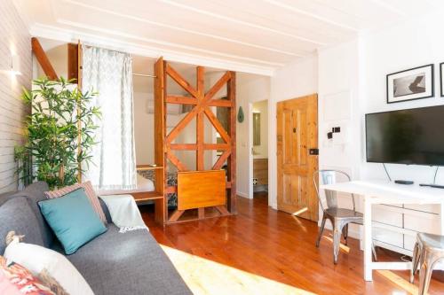 Cozy flat w/bright balcony trendiest neighborhood!