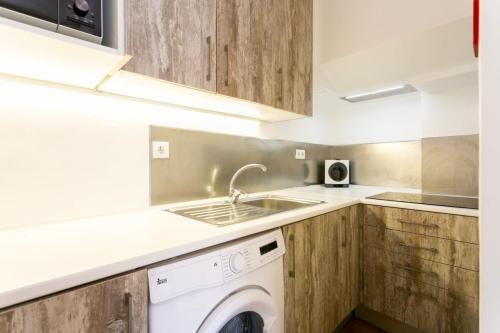 Cozy flat w/bright balcony trendiest neighborhood!
