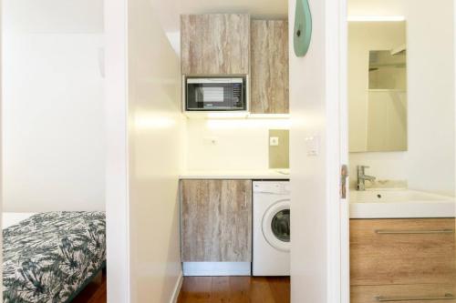 Cozy flat w/bright balcony trendiest neighborhood!