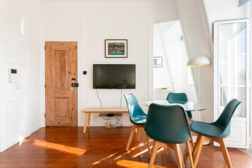 Cozy 1bdr penthouse w/balcony!