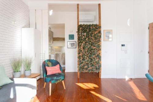 Cozy 1bdr penthouse w/balcony!