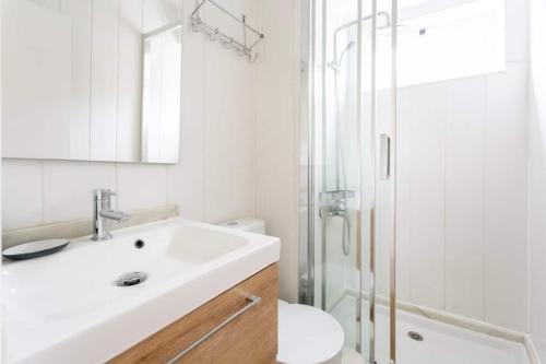 Cozy and bright 1bdr flat in typical neighborhood!