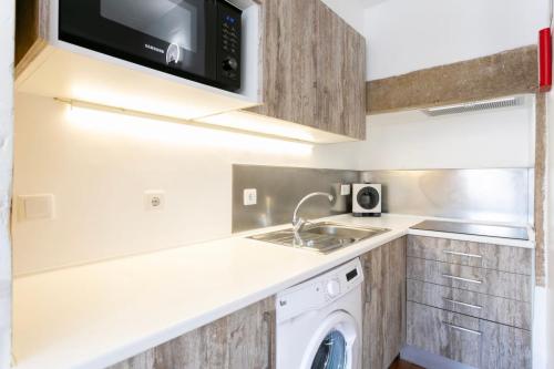 Cozy and bright 1bdr flat in typical neighborhood!